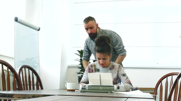 Dois escritores homem e mulher no trabalho — Fotografia de Stock