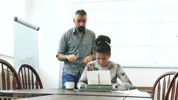 Dois escritores homem e mulher no trabalho — Fotografia de Stock