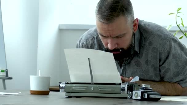 Письменник Роботі Має Сильні Емоції Щодо Тексту — стокове відео