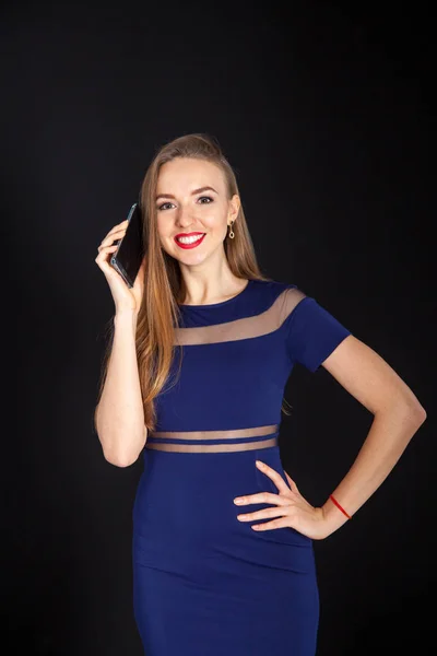 Fotoshoot mooie blonde vrouw in marine blauwe jurk — Stockfoto