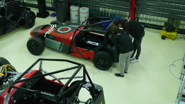 Okt 2017 モスクワ ロシア 製造のガレージで車を Shortcat レースと 573 ビューロは有名なロシアのスポーツ車メーカーです — ストック動画