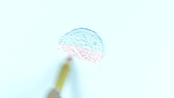 Карандаш, рисующий современную цифровую криптовалюту Bitcoin с поверхности монеты — стоковое фото