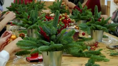 Kadınların grup Noel ağacı dalları kompozisyonlar yapar