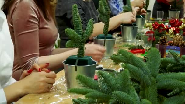 Workshop Ruční Výroba Novoroční Kytice Dekorace Vánoční Strom Kožešiny — Stock video
