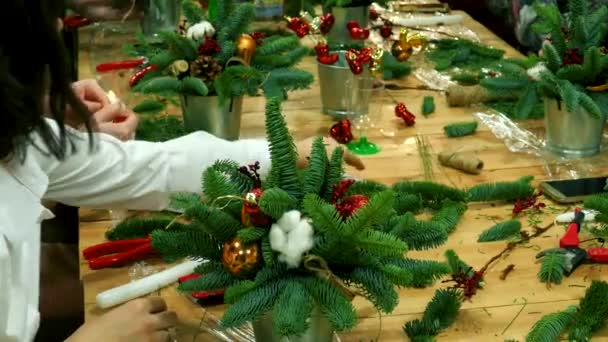 手のためのワーク ショップを作った新しい年の花束 クリスマス毛皮ツリー装飾 — ストック動画