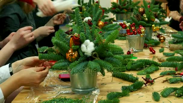 Workshop Voor Hand Gemaakt New Years Boeketten Bont Boom Kerstdecoratie — Stockvideo