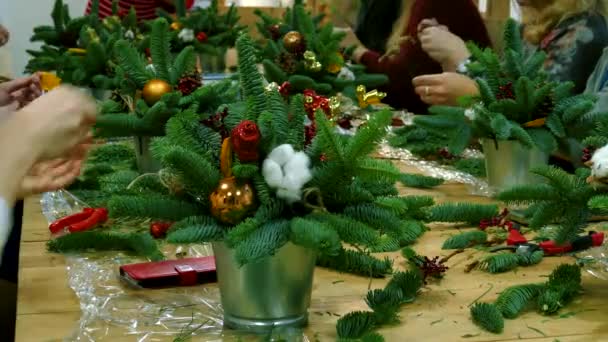 Workshop Voor Hand Gemaakt New Years Boeketten Bont Boom Kerstdecoratie — Stockvideo