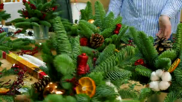 Workshop Voor Hand Gemaakt New Years Boeketten Bont Boom Kerstdecoratie — Stockvideo