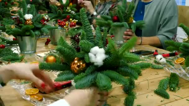 手のためのワーク ショップを作った新しい年の花束 クリスマス毛皮ツリー装飾 — ストック動画