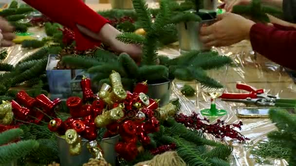 手工制作的新年花束的车间 圣诞节毛皮树装饰 — 图库视频影像