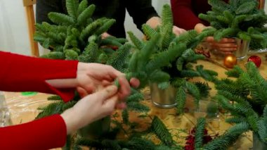 Noel dalına kadın el ele tutuşur