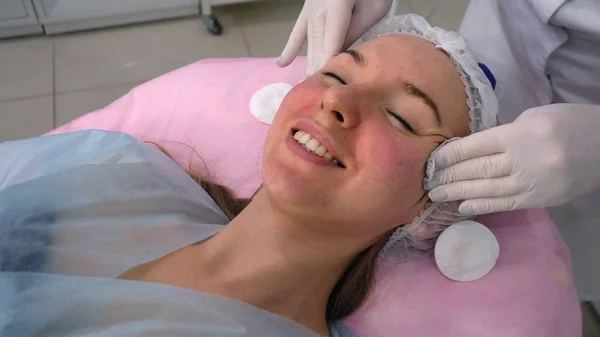 Carbon face peeling procedure. — Stock Photo, Image