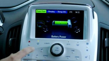 Dokunmatik panel ekran bir elektrikli araba Chevrolet Volt yolda.
