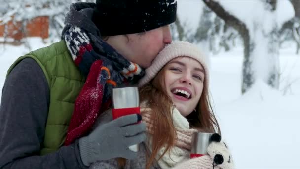 Pareja bebiendo té, taza de café en invierno — Vídeos de Stock