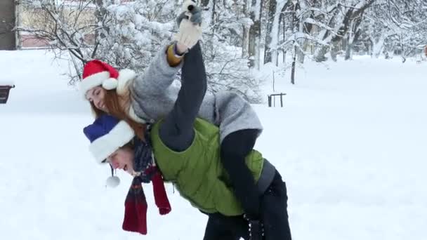 Ζευγάρι piggyback ιππασίας το χιονισμένο χειμώνα — Αρχείο Βίντεο