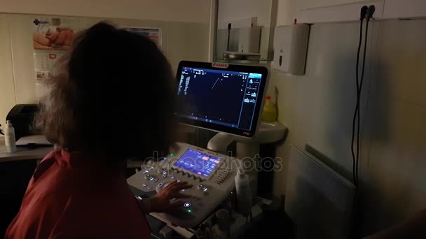 Máquina de ultrasonido de pantalla. diagnósticos de símbolo en la atención sanitaria . — Vídeo de stock