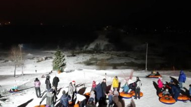 İnsanlar tüp binmek