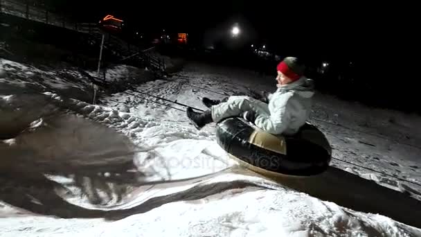 People ride on tubing — Stock Video