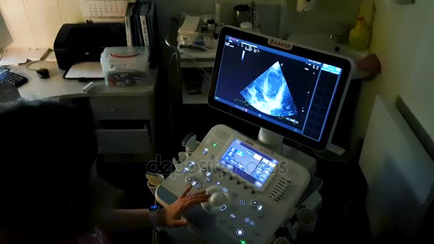 स्क्रीन अल्ट्रासाउंड मशीन। स्वास्थ्य देखभाल में प्रतीक निदान . — स्टॉक वीडियो