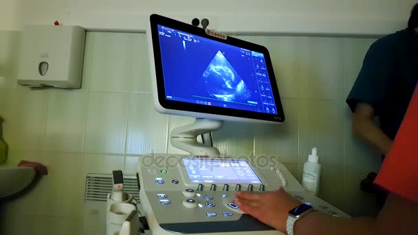Ekran ultrason makinesi. sağlık hizmetlerinde sembolü tanılama. — Stok video