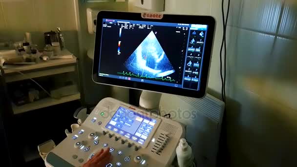 Skärmen ultraljudsmaskinen. symbol diagnostik i vården. — Stockvideo