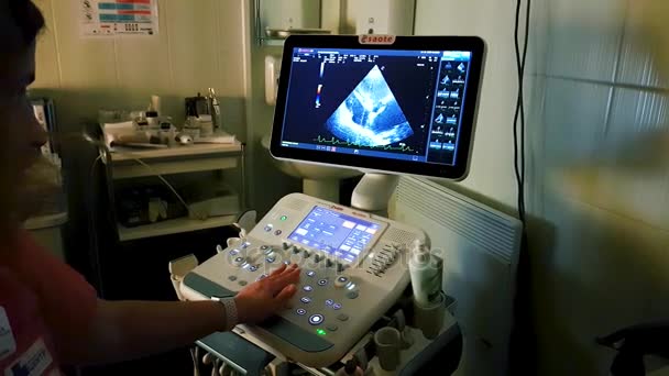 Екранна ультразвукова машина. символьна діагностика в охороні здоров'я . — стокове відео