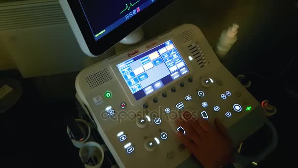 Máquina de ultrasonido de pantalla. diagnósticos de símbolo en la atención sanitaria . — Vídeos de Stock