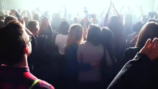 Folle di persone alla luce dei riflettori al concerto — Video Stock