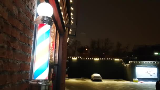 Barber Pole Spinning en una barbería . — Vídeos de Stock