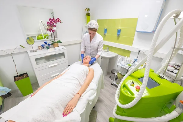 Médico massageando o rosto do paciente . — Fotografia de Stock