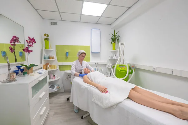 Médico massageando o rosto do paciente . — Fotografia de Stock