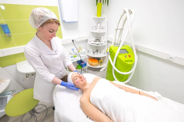 Doctor massaging patient's face. — Stock Photo, Image