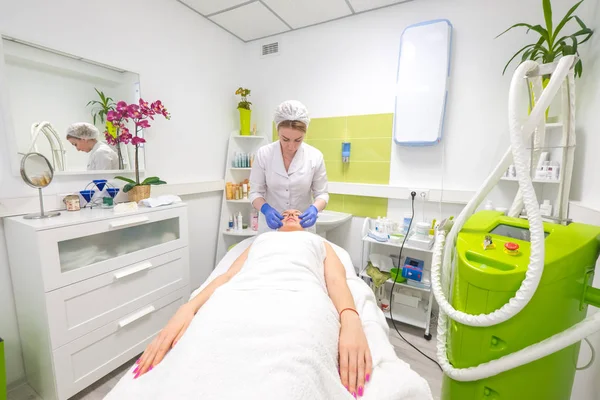 Médico massageando o rosto do paciente . — Fotografia de Stock