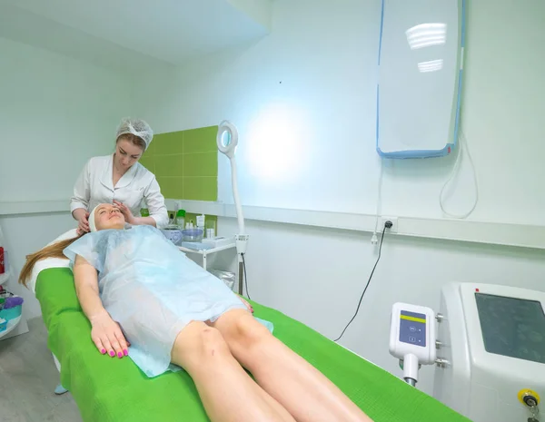 Médico massageando o rosto do paciente . — Fotografia de Stock