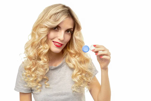 Vacker blond kvinna med kontaktlinser box. — Stockfoto