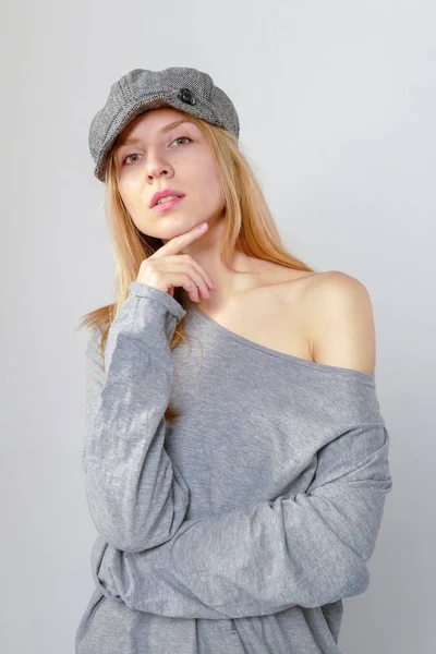 Mujer bonita en ropa gris —  Fotos de Stock