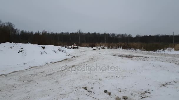 Rally på barnvagnen i snön en vinterdag. — Stockvideo