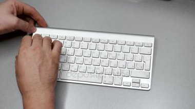 Parmak laptop keyboar dikkat çekici temizlik