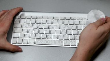 Parmak laptop keyboar dikkat çekici temizlik