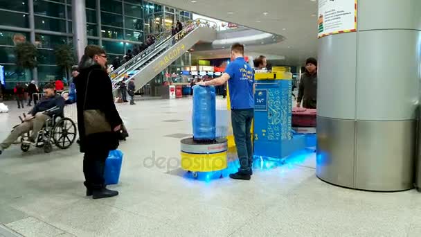 Luggage wrapping service at the DOMODEDOVO airport — Stock Video