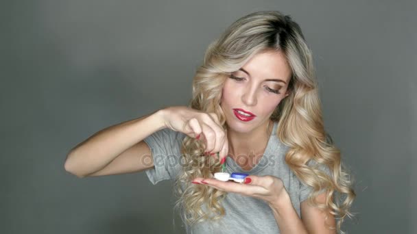 Transparent Kontaktlins Händerna Vacker Blondin Som Förbereder Sig För Att — Stockvideo