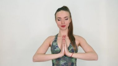 Güzel esmer yeşil vücut studio poz
