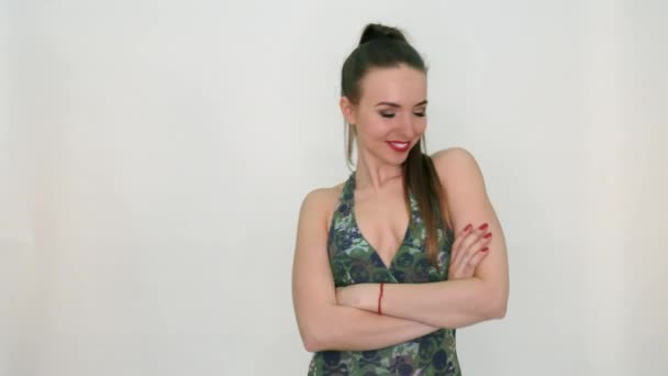 Pretty Brunette Green Body Posing Studio — Stock Video