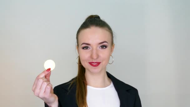 비즈니스 Bitcoin 동전입니다 그녀의 치아에 테스트 — 비디오