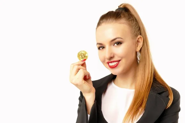 Mulher feliz segurando um Bitcoin dourado — Fotografia de Stock