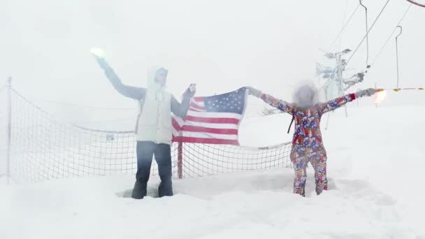 Grupp Fans Skidbacke Med Usa Flagga Och Brand — Stockvideo