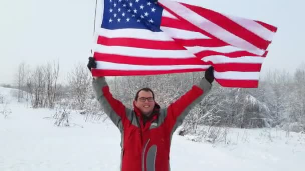 Uomo con bandiera USA su una pista da sci — Video Stock