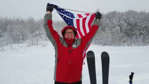 Uomo con bandiera USA su una pista da sci — Video Stock
