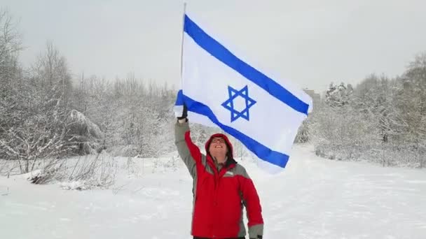 Человек с флагом Израиля на лыжном склоне — стоковое видео