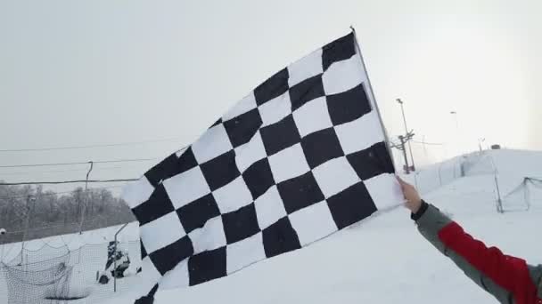 Finalizar bandera en una pista de esquí — Vídeos de Stock